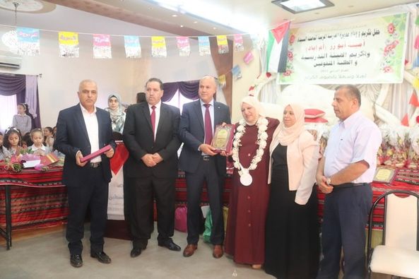 تكريم المديرة الفاضلة ،، السيدة أمينة ابو زر